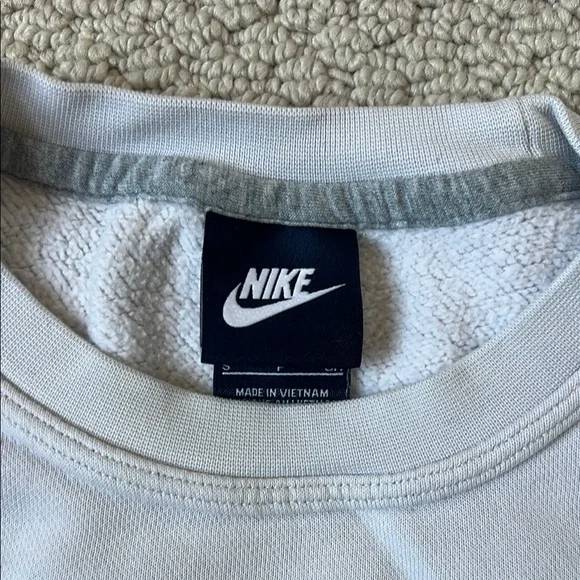 Nike White Crewneck Sweater Classic Style - Picture 3 of 4